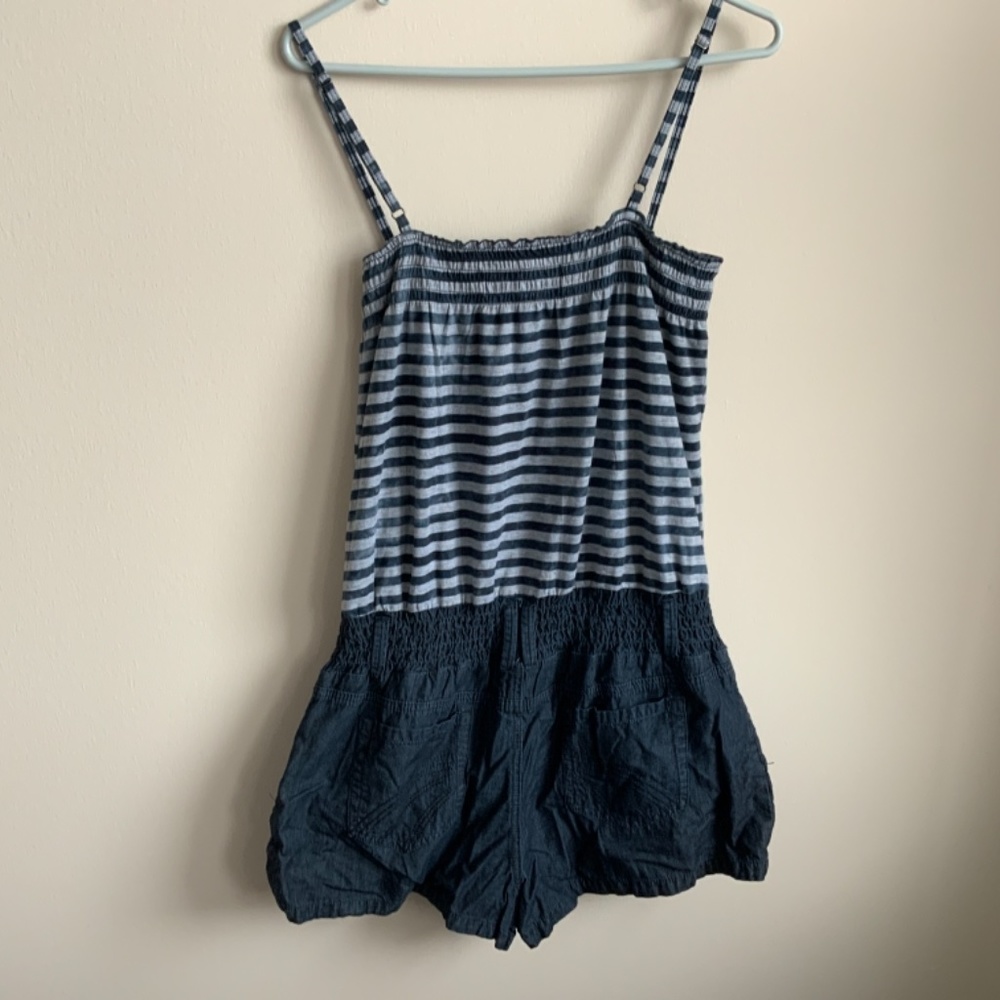 Cute women’s Romper Size Large - Picture 4 of 5